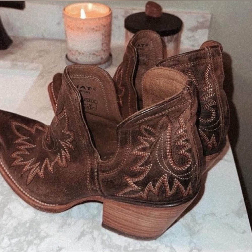 Ariat Brown Embroidered Ankle Bootie
RUNS SMALL size 8